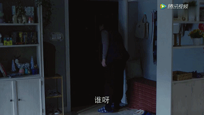 俩男子假冒警察查房，一屋子传销人员乖乖交出手机…